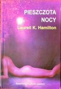 PIESZCZOTA NOCY - Laurell Kaye Hamilton