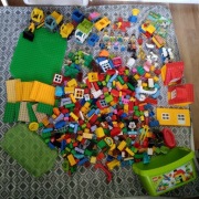 LEGO DUPLO 7KG Klocki do układania, duża płytka, figurki + auta i pudełko