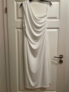 Sukienka asymetryczna Zara – śmietankowa, minimalistyczna forma XXL