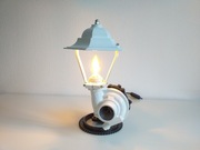 Lampa stołowa biurkowa w stylu industrialnym  dla miłośników motoryzacji 