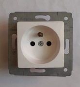 Gniazdo pojedyncze LEGRAND CARIVA białe - używane 