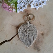 Brelok breloczek do kluczy  makrama listek piórko 