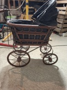 Stary wózek dla lalek