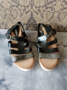 sandałki na koturnie