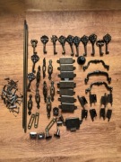 Zestaw zabytkowych okuć meblowych w stylu retro