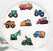 Przypinki do butów typu crocs charms piny pojazdy budowlane auta 9szt 