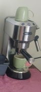 Ekspres do kawy kolbowy Delonghi Dedica EC680.M EC680M