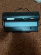 Urządzenie to tester banknotów Glover SLD-16. 