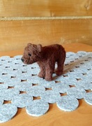 Brązowy niedźwiedź brunatny maskotka wełniana folk etno wool