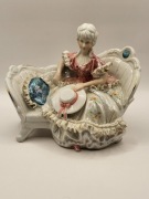 Porcelanowa figurka Dama na sofie