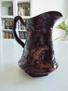 Ceramiczny dzban, motywy myśliwskie