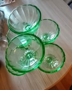 Piękne pucharki mieniące się zieleń i transparentny.