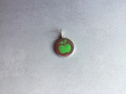 srebrny wisiorek z jabłuszkiem