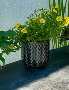 Czarna osłonka ceramiczna na doniczkę