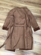 Brązowy  płaszcz  z kapturem 