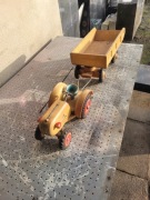 Stara zabawka traktor z wczesnego PRLu