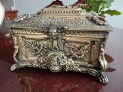 Kuferek-szkatuła z brązu