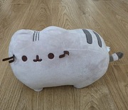 Pusheen maskotka klasyczny kotek 24 cm x 13 cm x 17 cm z ogonem 30 cm 