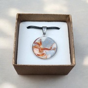 Naszyjnik z okrągłym wisiorkiem – unikatowy wzór