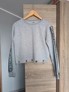 Szara bluza długi rękaw przekładana przez głowę z metalowymi elementami