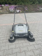 Zamiatarka ręczna ze zbiornikiem KARCHER profesjonalna