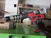 Pistolet na akumulator do silikonu