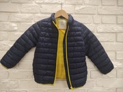 Kurtka przejściowa granatowa z żółtym zamkiem – rozmiar 122