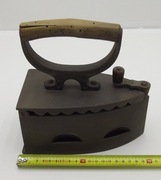 Stare ciężkie żelazko z duszą na węgiel - B