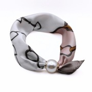 Naszyjnik z chustki z perłą szklaną scarf necklance na magnes - pudrowy róż