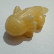 AXOLOTL figurka z minerału żółta 