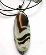 Agat turitella, wielobarwny, piękny kamień, wisiorek na rzemyku