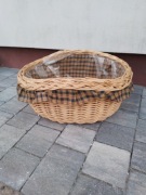 Kosz wiklinowy z falbanką 
