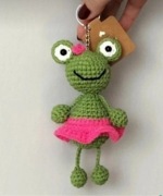 Żaba zawieszka do kluczy do auta do torby różowa spódnica 