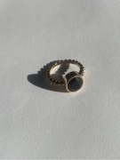 Pierścionek pozłacany z czarnym kamieniem