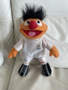 Oryginalna maskotka Play By Play Sesame Street Erni piłkarz Real Madrid
