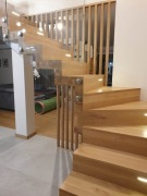 Schody drewniane dywanowe na beton balustrady 