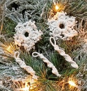 Zestaw ozdób świątecznych że sznurka śnieżynki 