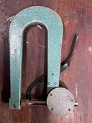 Grubościomierz ramieniowy z czujnikiem zegarowym,