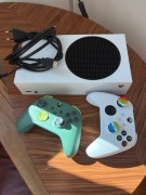 Xbox Series S 512GB + 2 pady (Klasyczny biały oraz Remix Special Edition)