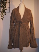 Sweter zrobiony na drutach wiązany 