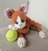 Zabawka Kotka ręcznie dziergana z naturalnej włóczki