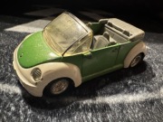 Miniatura Volkswagena „New Beetle” w wersji kabriolet.