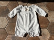 Delikatny rampers M&S w złote kropki 62