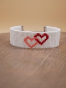 Bransoletka tkana z motywem serc – biała