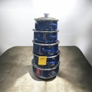 Granatowe garnki emaliowane 5 szt z pokrywkami do każdego rodzaju kuchenki