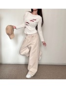 Beżowe spodnie jeansowe z wysokim stanem – klasyka w nowoczesnym wydaniu