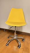Żółte krzesło obrotowe / fotel biurowy na kółkach