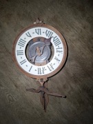 zegar ścienny drewniany z odsłoniętym mechanizmem