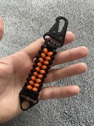 Brelok do kluczy z paracordu z karabińczykiem 