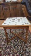 Stylowy stolik w stylu holenderskim z blatem z płytek ceramicznych